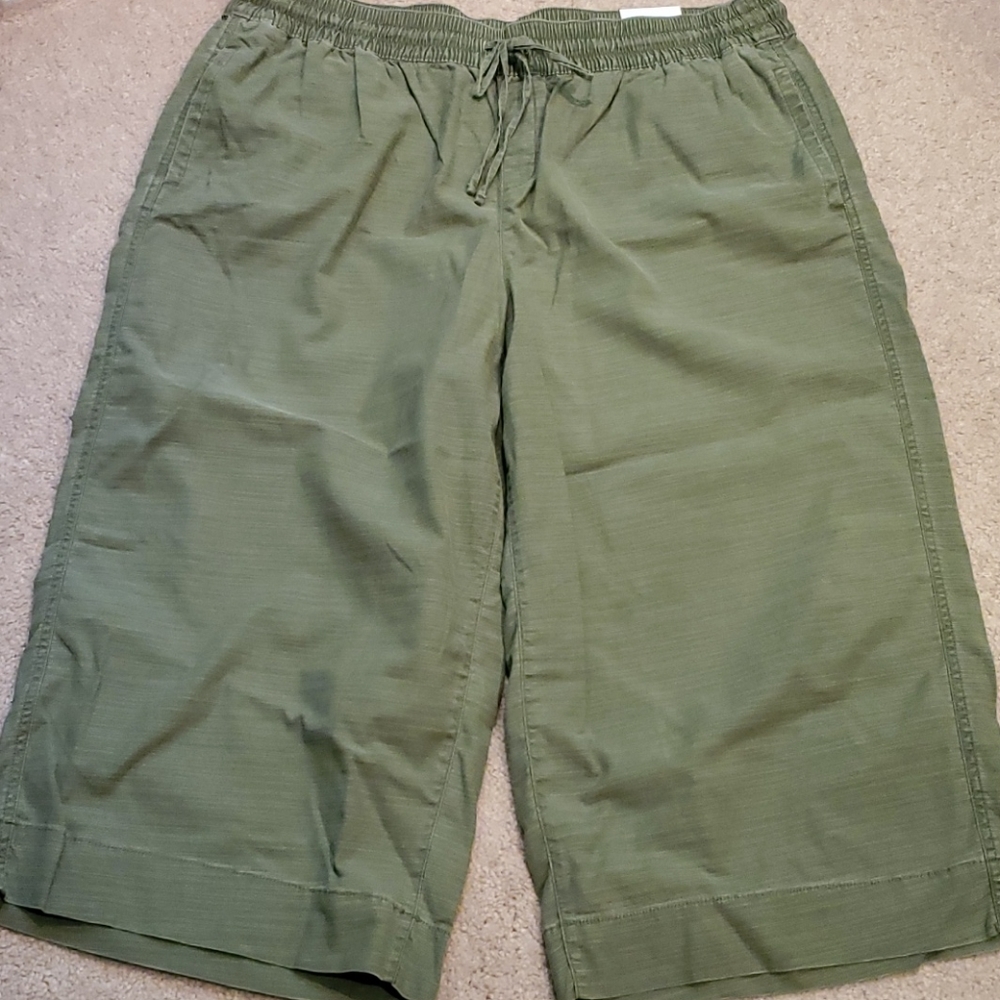 NWT Wide leg crops